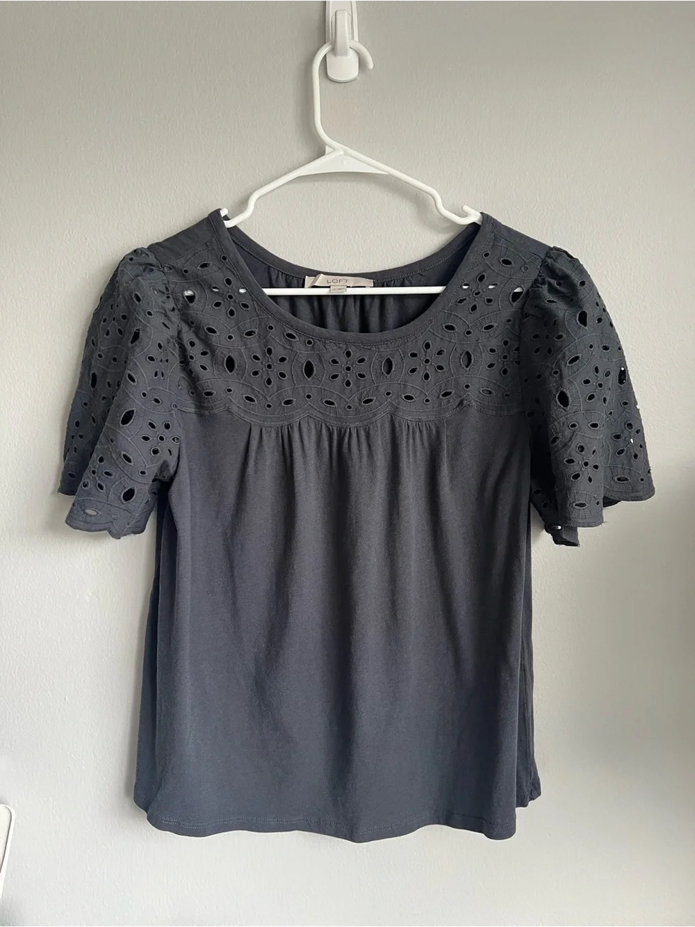 LOFT Women’s Grey Eyelet Yoke Puff Sleeve Tee Size Small